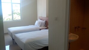 Schreibtisch, schallisolierte Zimmer, Bügeleisen/Bügelbrett