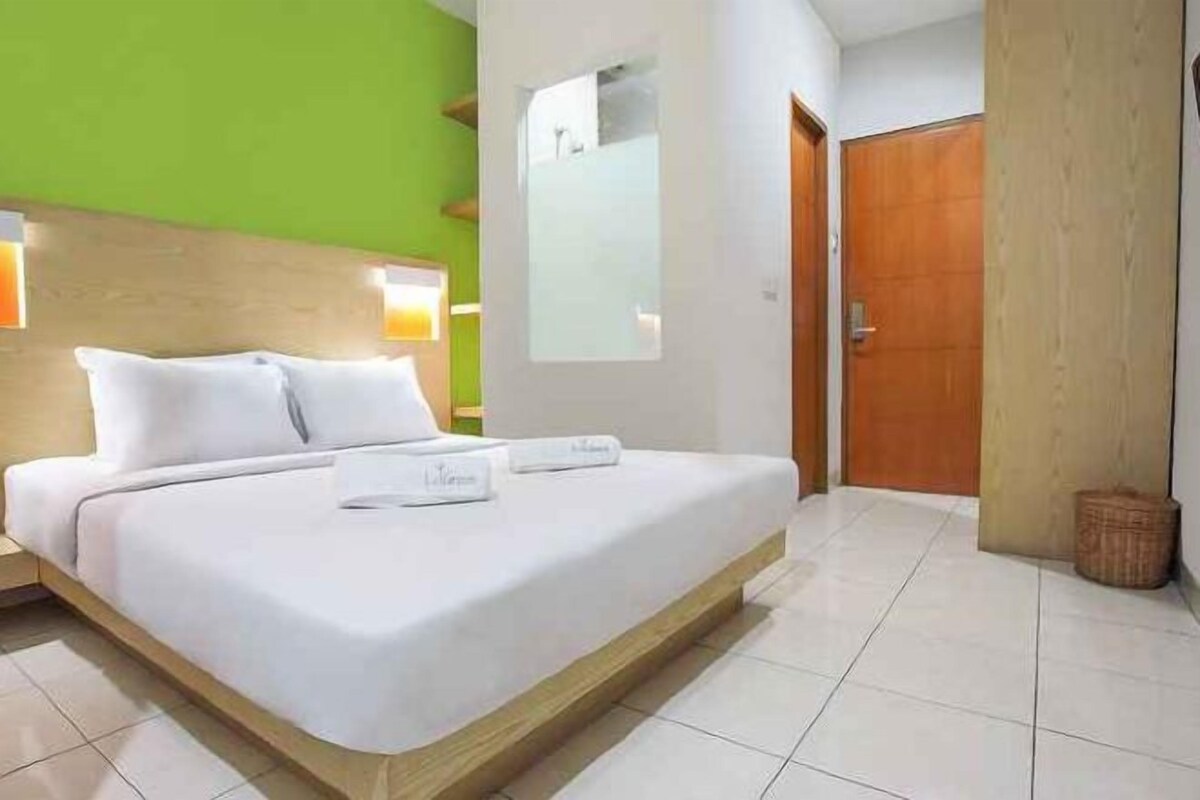 Desk, soundproofing, WiFi (free), bed sheets