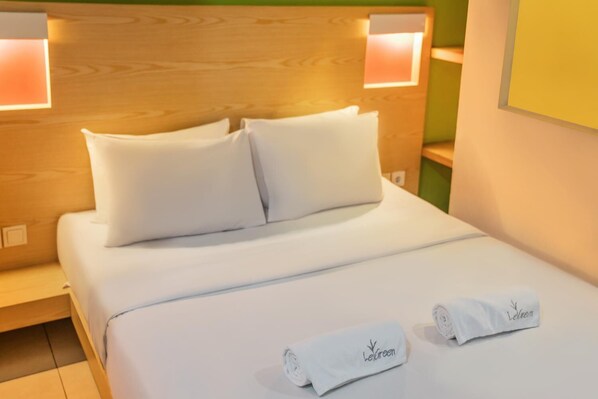 Desk, soundproofing, free WiFi, bed sheets