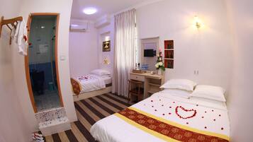 1 habitación, caja de seguridad en la habitación y escritorio