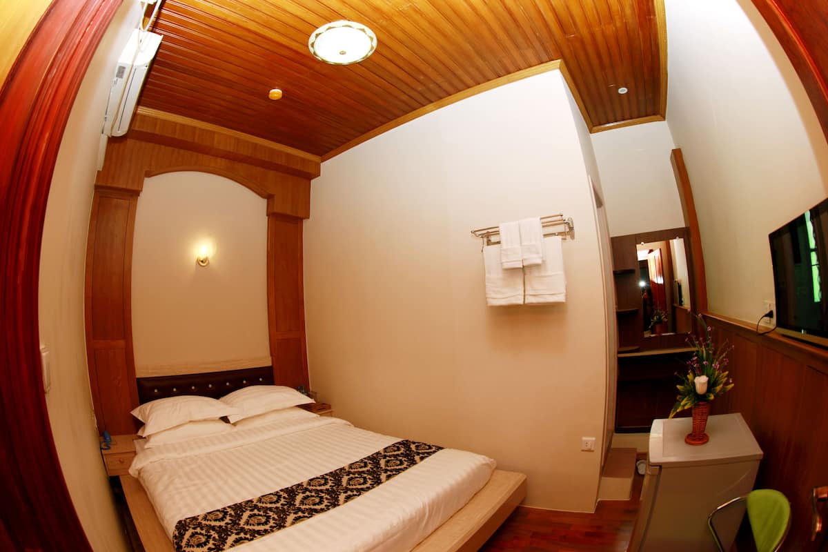 In-room safe, desk, WiFi (free)