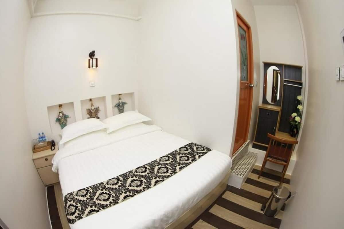 In-room safe, desk, WiFi (free)