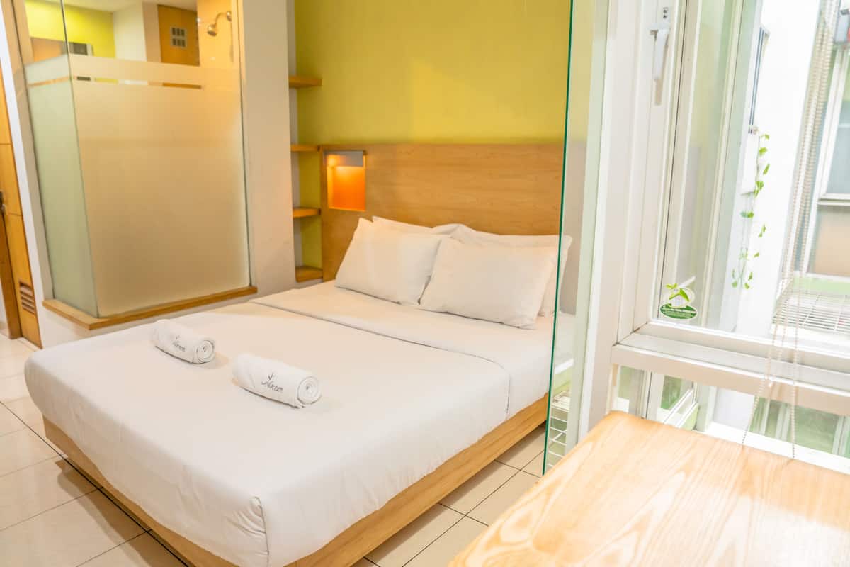 Desk, soundproofing, free WiFi, bed sheets
