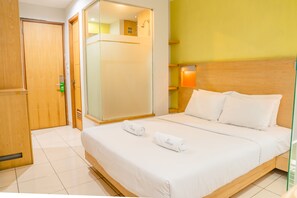 Meja kerja, kedap suara, Wi-Fi gratis, dan seprai linen