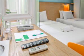 Escritorio, sistema de insonorización, wifi gratis y ropa de cama