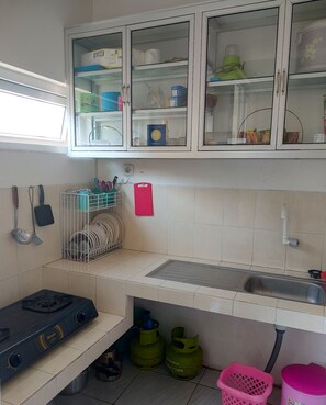 4 bedroom house | Private kitchen | Fridge, microwave, oven, stovetop