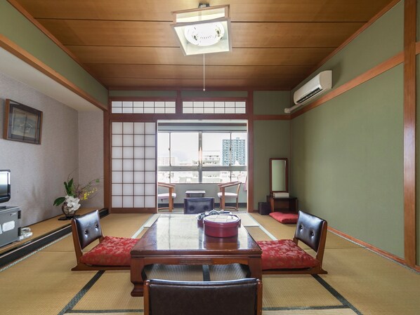 Run of the House | Living area | Flat-screen TV