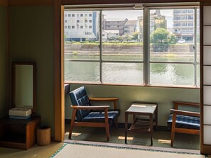 Tradisjonelt rom, elveutsikt (Japanese Style without Bath) | Safe på rommet, skrivebord og skrivebord for bærbar PC