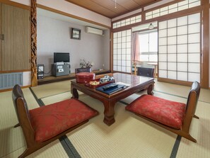 Tradisjonelt rom, elveutsikt (Japanese Style without Bath) | Safe på rommet, skrivebord og skrivebord for bærbar PC