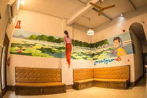 Coin salon dans le hall