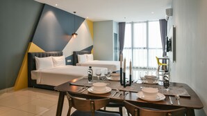 Deluxe Queen Suite | Sábanas de algodón egipcio, tabla de planchar con plancha, wifi gratis