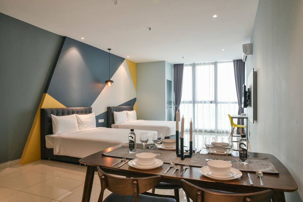 Deluxe Queen Suite | Egyptian cotton sheets, iron/ironing board (on request), WiFi (free)