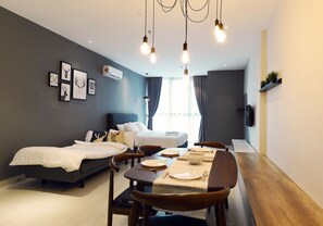 Deluxe King Suite | Egyptian cotton sheets, iron/ironing board, free WiFi - Daily Suites Atria (Petaling Jaya)