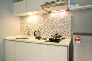 King Suite Promotion | Private kitchenette | Fridge, electric kettle, freezer - Daily Suites Atria (Petaling Jaya)