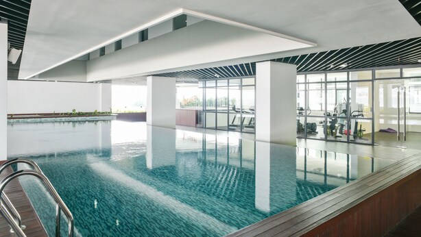 Una piscina cubierta, una piscina al aire libre
