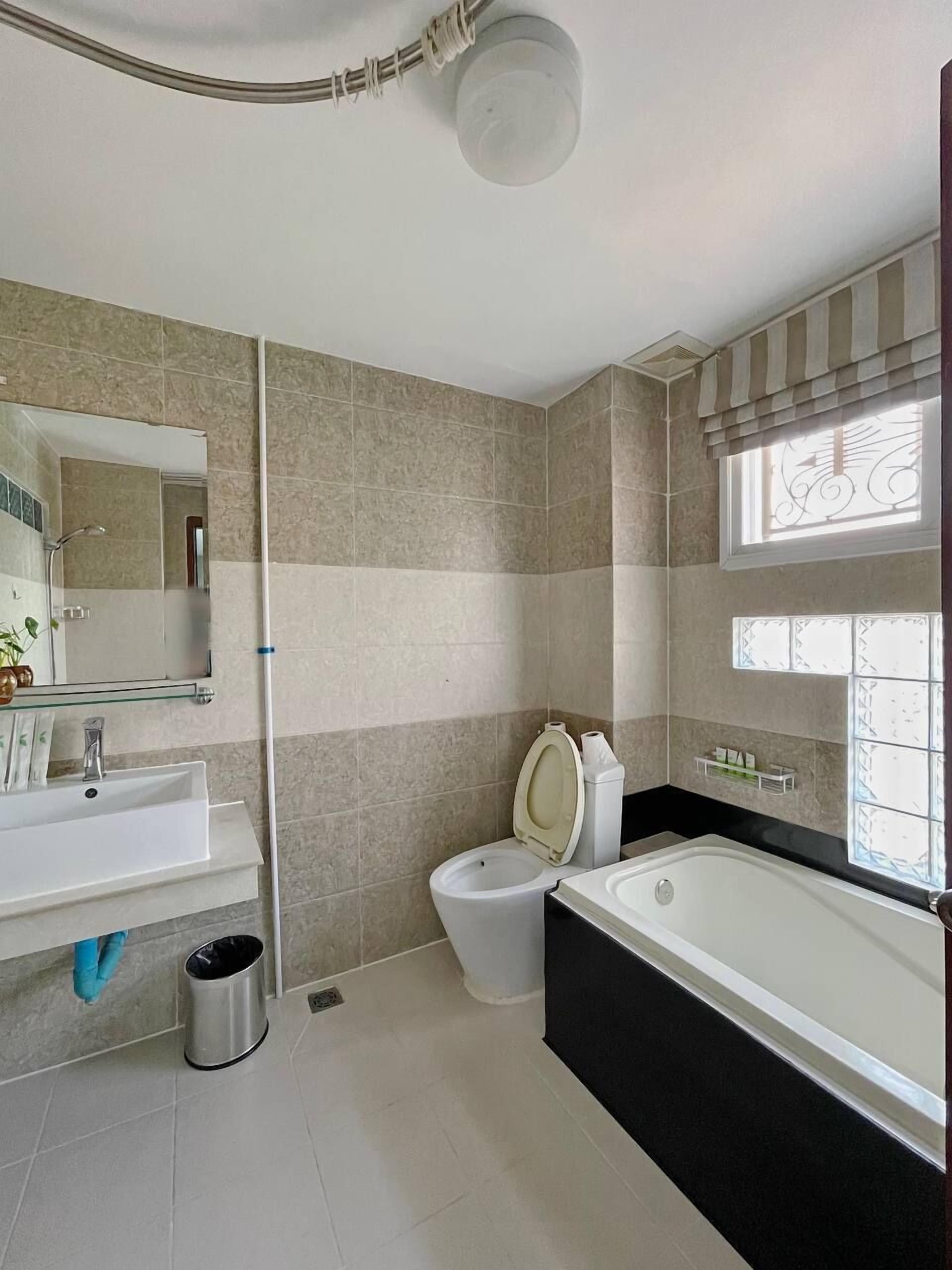 separate bathtub and shower, free toiletries, hair dryer, towels