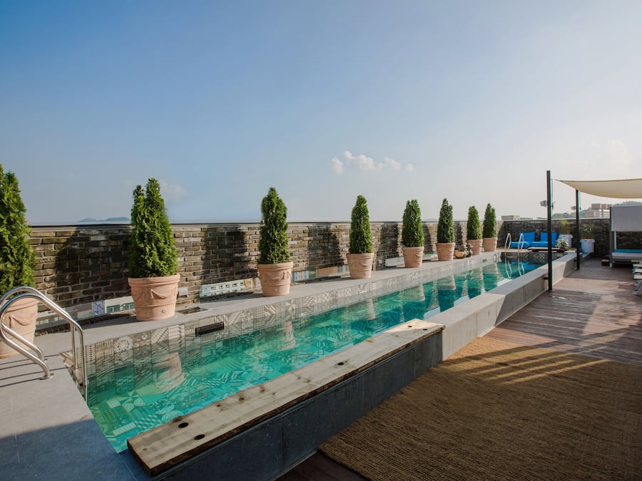 Kauden mukainen ulkouima-allas, maksullisia cabañoita, aurinkotuoleja