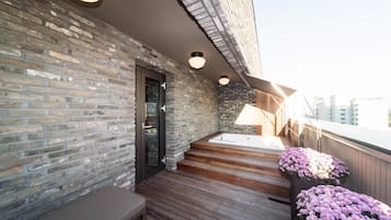 Suite, Jetted Tub (randomly assign indoor bathtub or not) | Terrace/patio