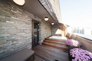 Suíte, banheira de hidromassagem (randomly assign indoor bathtub or not) | Terraço/pátio