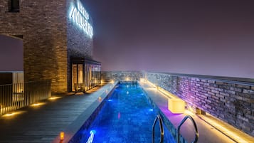 Sæsonbestemt udendørs pool, hytter (tillægsgebyr), liggestole