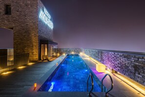 Seasonal outdoor pool, open 4:00 PM to 9:00 PM, cabanas (surcharge) - Hotel Museo (Cheongju)