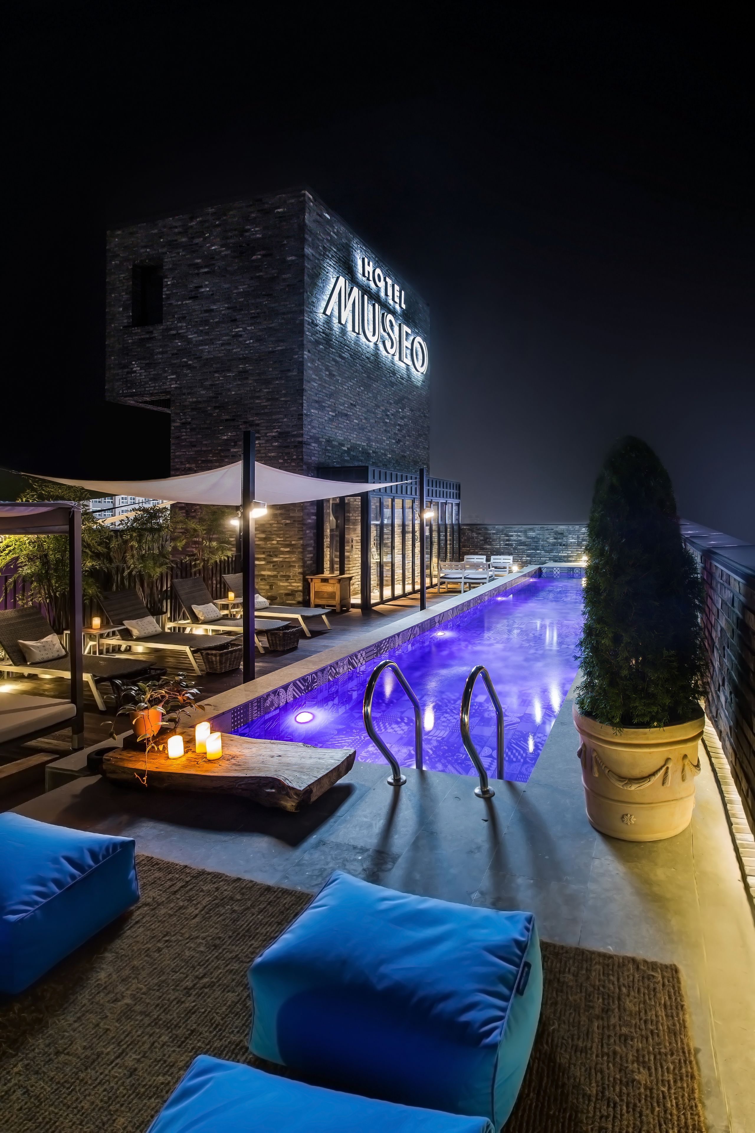 Una piscina al aire libre de temporada, cabañas de piscina (de pago)