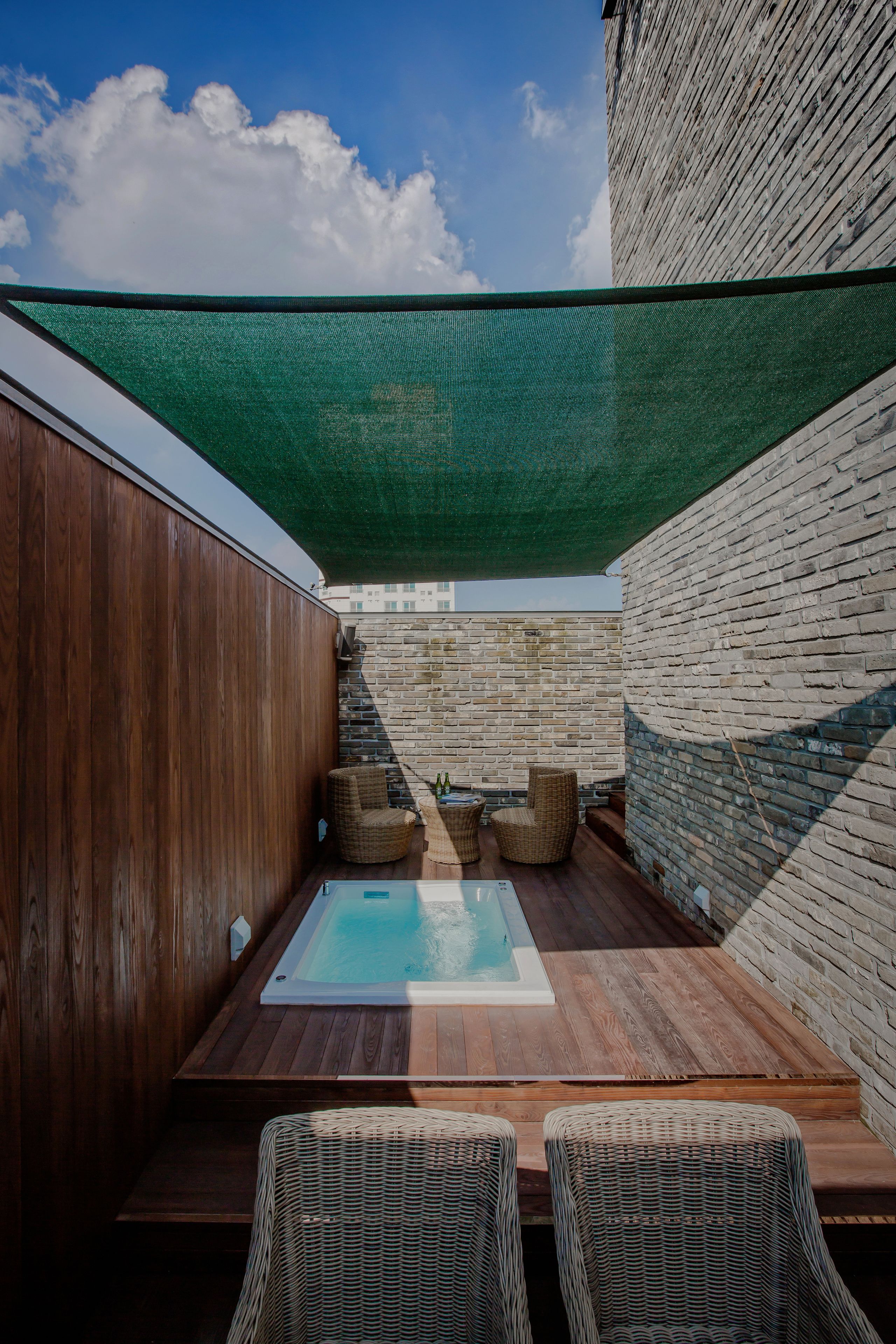 seasonal outdoor pool, open 4:00 pm to 9:00 pm, pool cabanas (surcharge)