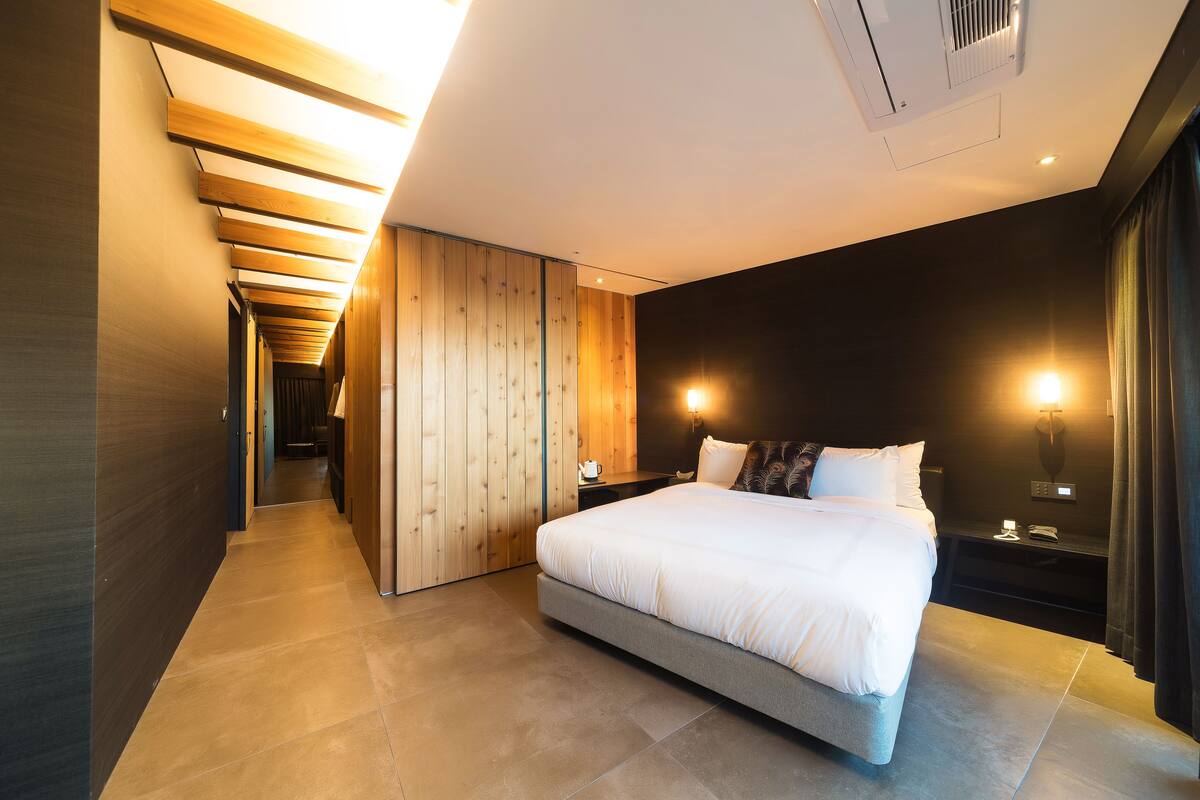 Suite, Jetted Tub (randomly assign indoor bathtub or not) | WiFi (free), individually decorated, individually furnished