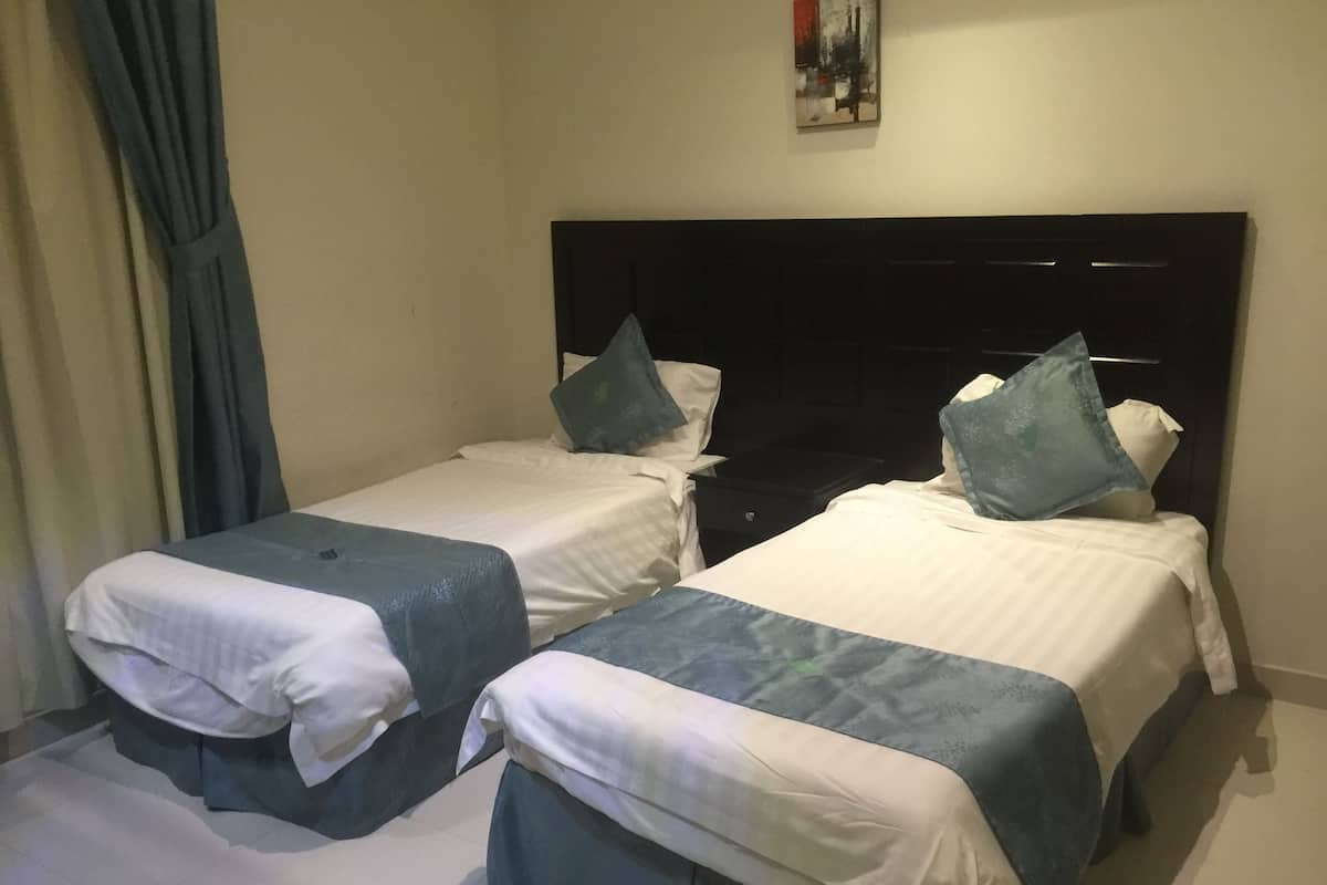 Apartment, 2 Bedrooms | Kalis bunyi, seterika/papan seterika, Wi-fi percuma, cadar katil
