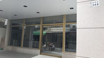 Vista frontal de la propiedad