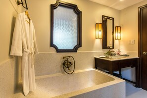 Separate tub and shower, free toiletries, hair dryer, bathrobes - Hoi An Field Boutique Resort & Spa (Da Nang)