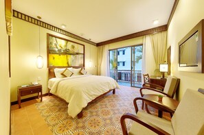 Kahden hengen deluxe-huone, näköala uima-altaalle | Minibaari, tallelokero huoneessa, työpöytä, äänieristys