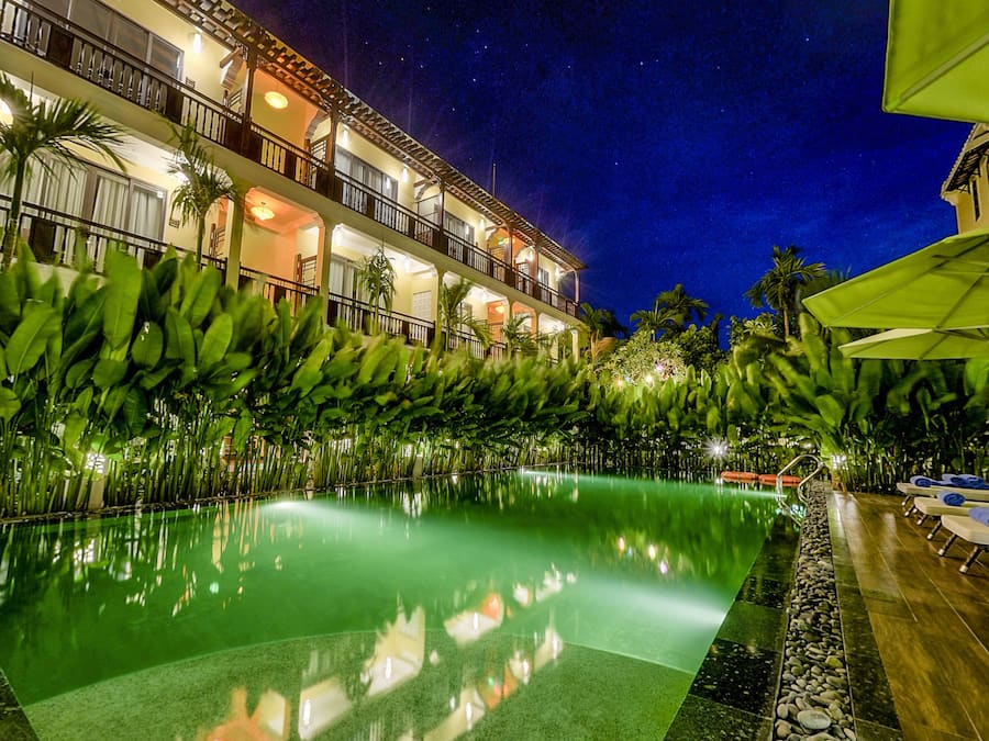 Una piscina al aire libre, tumbonas