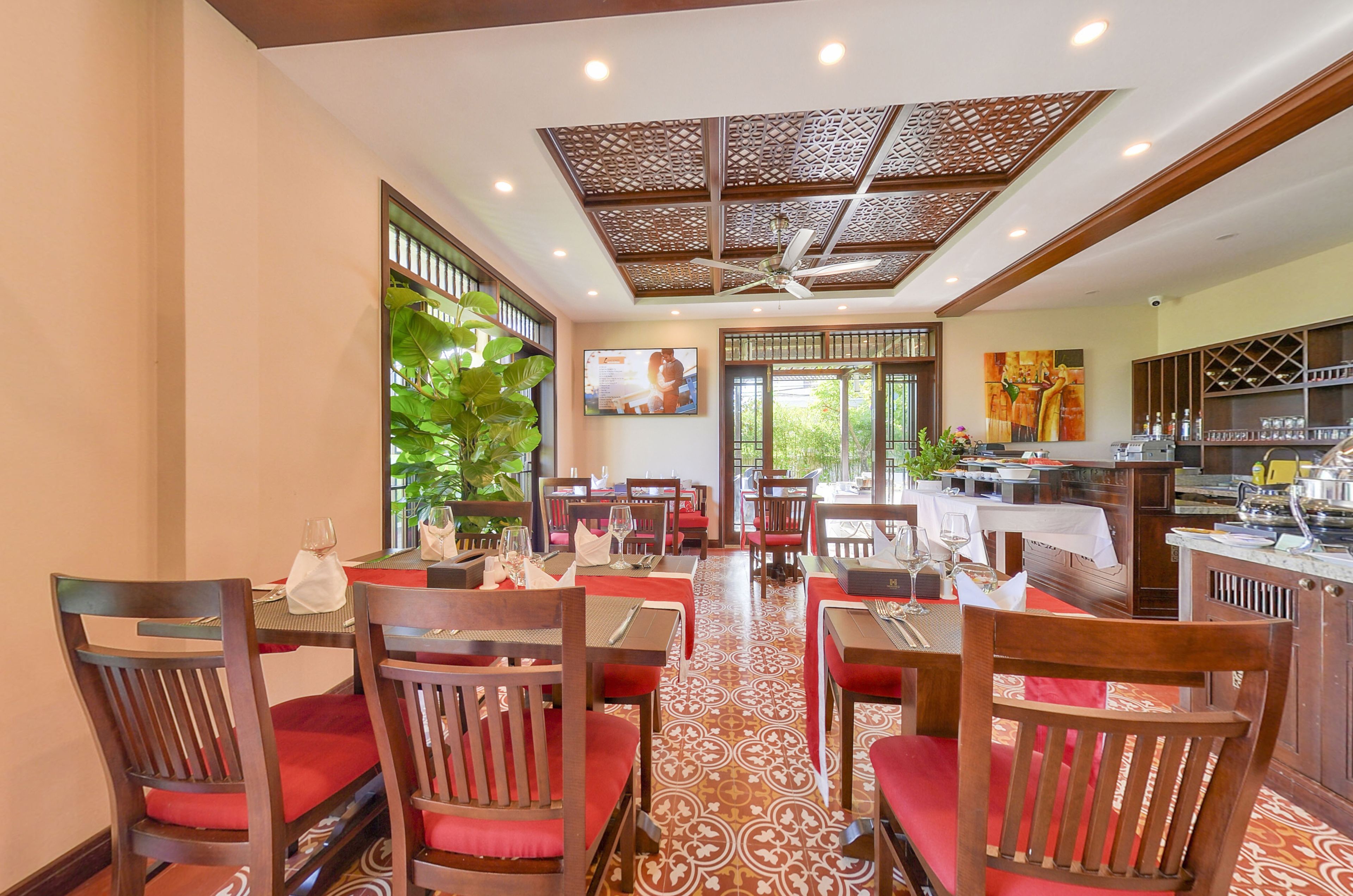 breakfast, lunch, dinner served; local and international cuisine