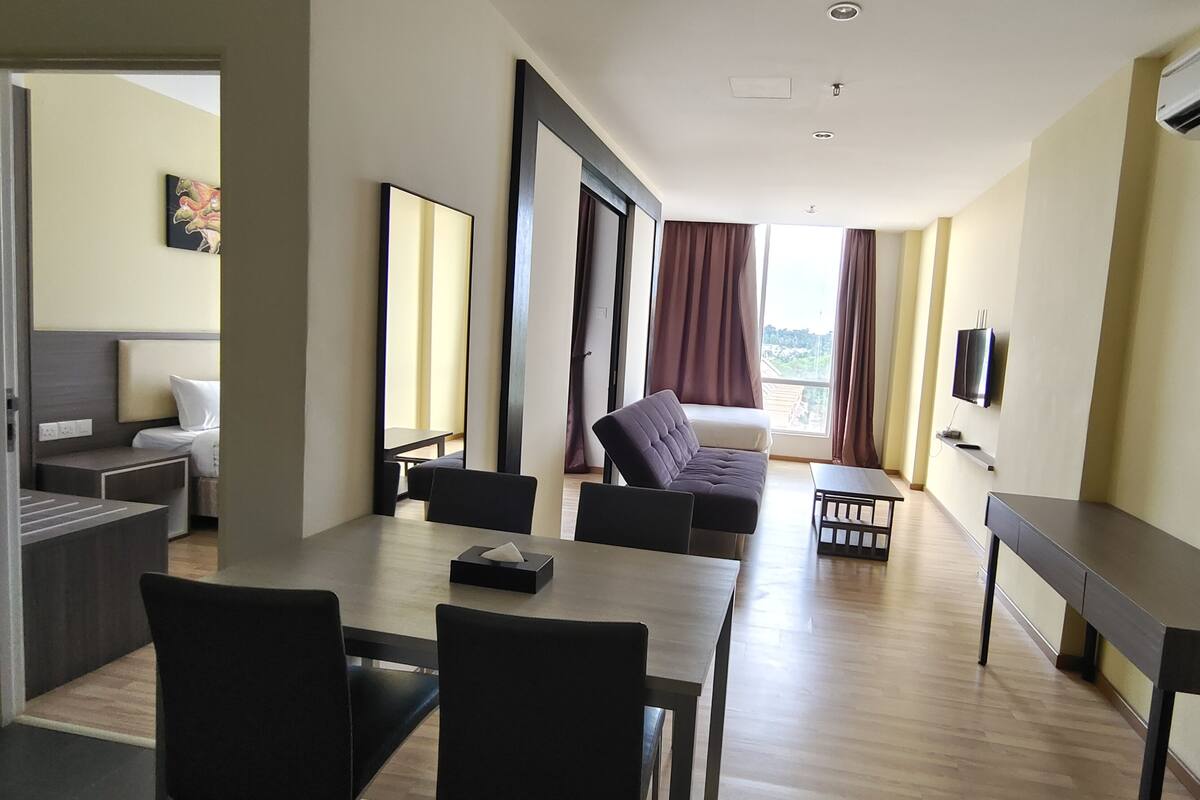 Phòng 4 Deluxe | 1 phòng ngủ, két bảo mật tại phòng, bàn, màn/rèm cản sáng