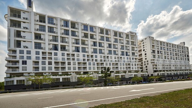 Et hotel med flere etager i moderne arkitektur, med altaner og et fladt tag.