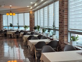 2 restoran, kahvaltı, öğle yemeği, akşam yemeği sunulur, Japon mutfağı 