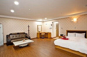 Chambre Deluxe | Coin séjour | Télévision à écran plat de 42 pouces avec chaînes par câble, télévision