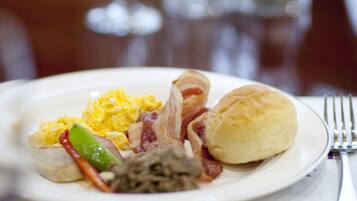 Hi ha 2 restaurants i s'hi serveixen esmorzars; plats de cuina japonesa