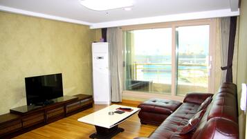 Suite | Wohnbereich | 42-Zoll-Flachbildfernseher mit Kabelempfang, Fernseher