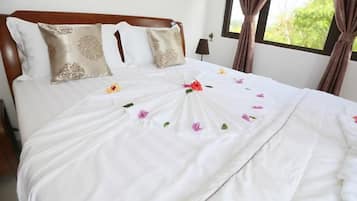 1 dormitorio, cortinas opacas, tabla de planchar con plancha