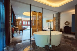 Phòng dành cho gia đình, 1 phòng ngủ, không hút thuốc, quang cảnh sông | Phòng tắm | Buồng tắm vòi sen, vòi sen phun mưa, đồ dùng nhà tắm miễn phí