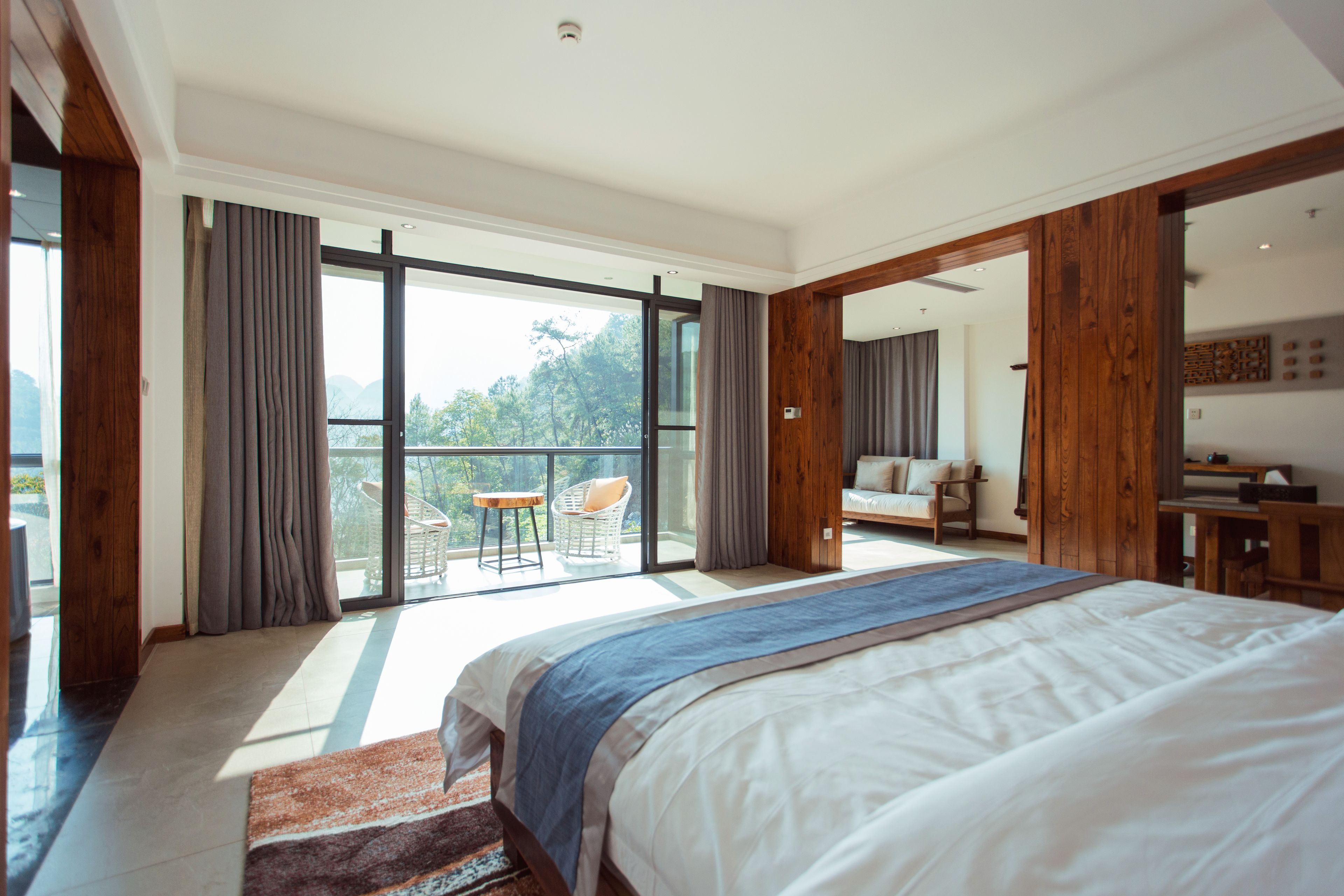 行政双人房, 1 张特大床, 无烟房, 河景 | 客房内保险箱、办公桌、笔记本电脑工作区、遮光窗帘