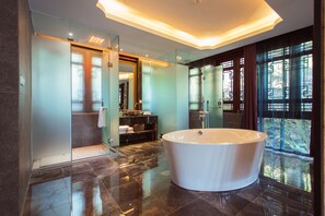 Familiekamer, 1 slaapkamer, niet-roken, uitzicht op rivier | Badkamer | Een douche, een regendouche, gratis toiletartikelen, een haardroger