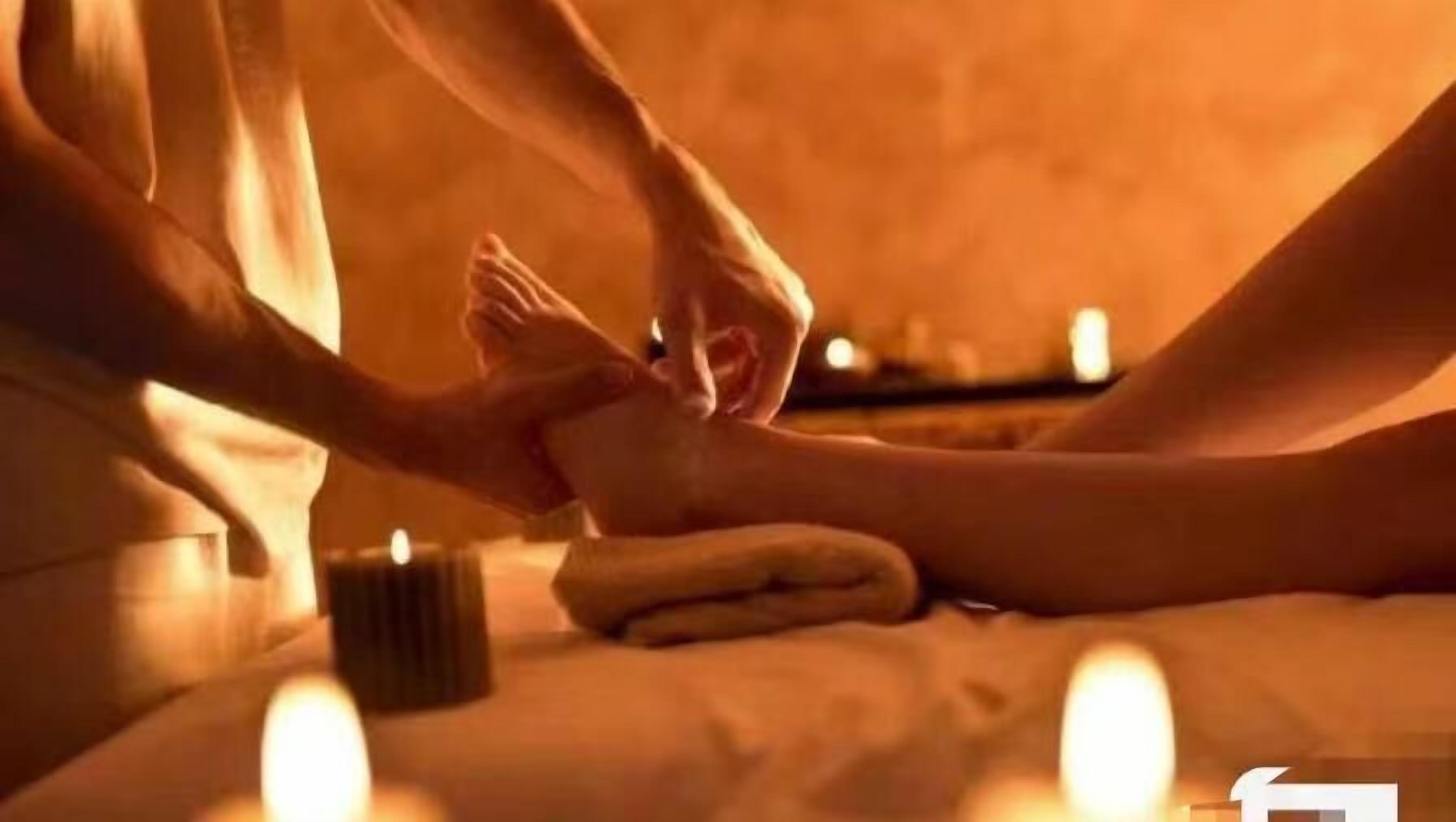 Eine Massage bei stimmungsvoller Beleuchtung mit Kerzen.