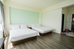 Habitación cuádruple clásica | Cortinas blackout y wifi gratis 