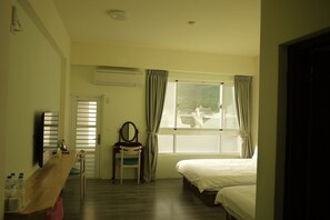 Comfort Quadruple Room | Blackout drapes, free WiFi