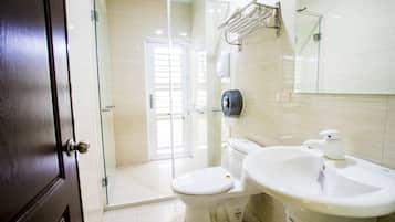 Quarto casal ou duplo básico | Banheiro | Chuveiro, produtos de toalete grátis, secador de cabelo, chinelos