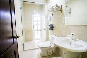 Quarto casal ou duplo básico | Banheiro | Chuveiro, produtos de toalete grátis, secador de cabelo, chinelos