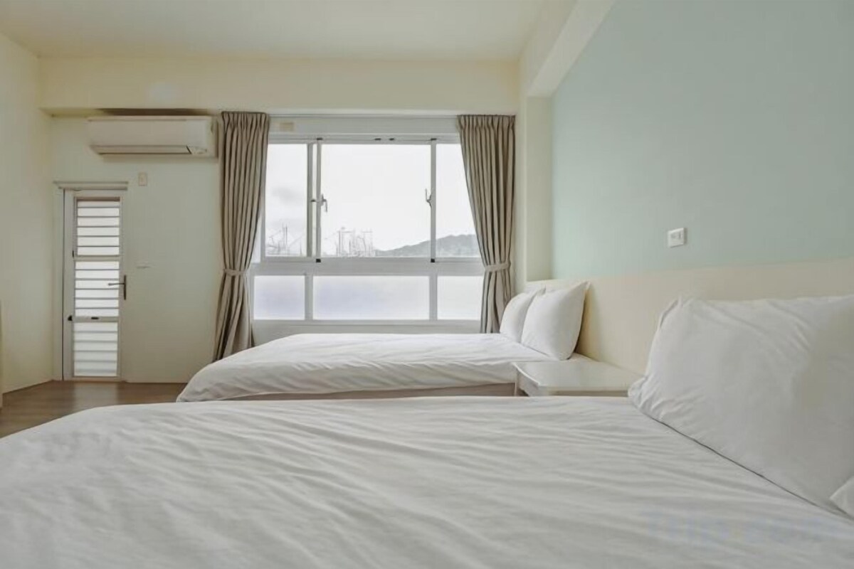 Deluxe Quadruple Room with Street View